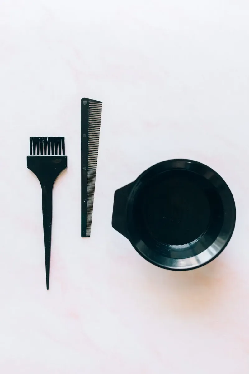 Bol și pensulă pentru vopsit